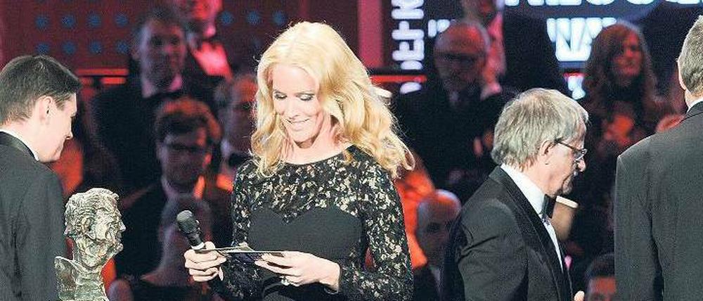 Gekommen, um zu gehen. Erst erklärte Hans Leyendecker (Zweiter von li.) Moderatorin Judith Rakers, warum er und seine „SZ“-Kollegen Nicolas Richter (li.) und Klaus Ott den Nannen-Preis nicht annehmen wollen, dann verabschiedete sich das Trio ohne Trophäe. Fotos: dpa