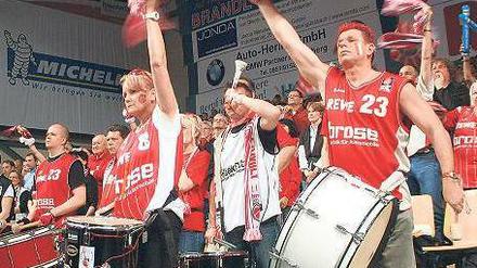 Die Blechtrommler. Frank Lauterwein (vorne rechts) und die Bamberger Fans machen Stimmung. 