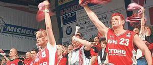Die Blechtrommler. Frank Lauterwein (vorne rechts) und die Bamberger Fans machen Stimmung. 