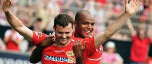 Abwehrspieler Daniel Göhlert (v.) setzte mit seinem Tor zum 5:4-Endstand den Schlusspunkt in einem aufregenden Spiel, das den Abstieg von Hansa Rostock besiegelte.