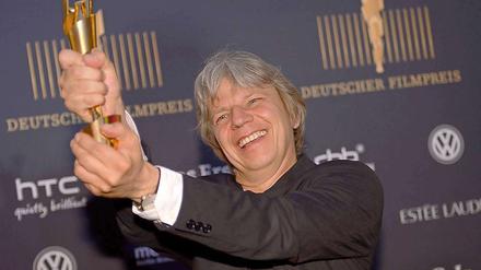 Der Regisseur Andreas Dresen freut sich über die Auszeichnung in der Kategorie "Beste Regie" für den Film "Halt auf freier Strecke". In 16 Kategorien werden Lola-Statuetten vergeben.