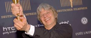 Der Regisseur Andreas Dresen freut sich über die Auszeichnung in der Kategorie "Beste Regie" für den Film "Halt auf freier Strecke". In 16 Kategorien werden Lola-Statuetten vergeben.