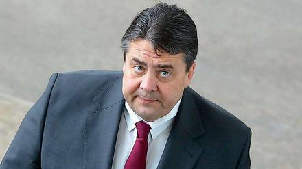 Sigmar Gabriel will gegen die Menschenrechtsverletzungen in der Ukraine ein Zeichen setzen und ruft zu einem Boykott der Fußball-EM auf.