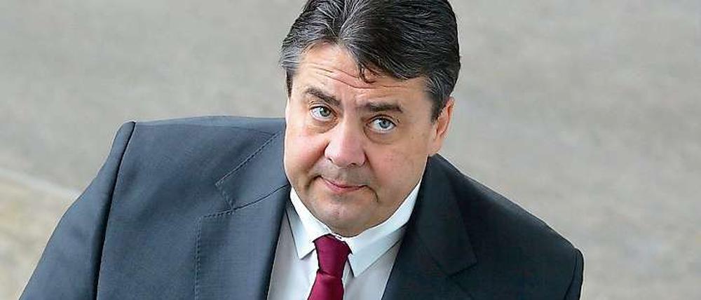 Sigmar Gabriel will gegen die Menschenrechtsverletzungen in der Ukraine ein Zeichen setzen und ruft zu einem Boykott der Fußball-EM auf.