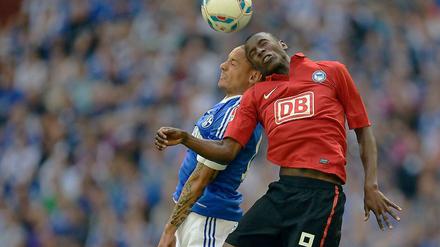 Jetzt heißt es strecken: Hertha liegt gegen Schalke zurück, bei einer Niederlage könnte der Abstieg schon heute besiegelt sein.
