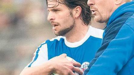Die Hoffnung festhalten. Hansas Sebastian Pelzer und Trainer Wolfgang Wolf trennt bei vier Punkten Rückstand auf Platz 16 und nur noch zwei Spielen nicht mehr viel vom Abstieg. Heute muss Hansa beim 1. FC Union gewinnen, um noch ein Chance zu haben. Foto: dpa