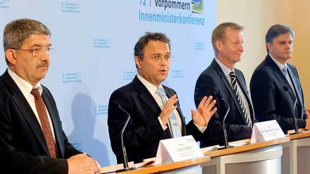 Die Innenminister von Bund und Ländern wollen ein Alkoholverbot in Bahnen bei Fußballspielen. Das war aber nicht das einzige Thema, was Bundesinnenminister Hans-Peter Friedrich (CSU, 2. v. links) mit seinen Länderkollegen besprochen hat. 