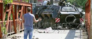 Bei Zvecan sind deutsche Soldaten während eines Friedenseinsatzes attackiert worden. Zwei Männer wurden verletzt.