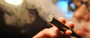 Dampfmaschine. Bei den e-Zigaretten wird eine nikotinhaltige Flüssigkeit verdampft - und inhaliert. 