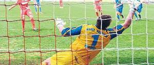 Das ist der fünfte Streich. Thorsten Mattuschka trifft per Elfmeter zum zwischenzeitlichen 3:2 für Union. Foto: dpa