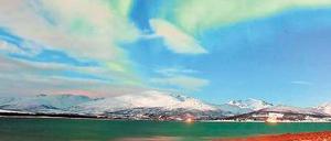 Magische Wirbel. Nordlicht über Kvaløyas größter Stadt Tromsø.