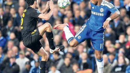 Alleine auf der Ringstraße. Didier Drogba (rechts), einziger Stürmer des FC Chelsea, fühlte sich gegen Barcelona vorne einsam. Foto: dpa