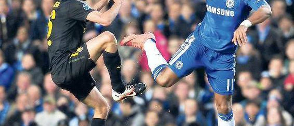 Alleine auf der Ringstraße. Didier Drogba (rechts), einziger Stürmer des FC Chelsea, fühlte sich gegen Barcelona vorne einsam. Foto: dpa
