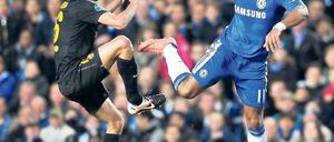 Alleine auf der Ringstraße. Didier Drogba (rechts), einziger Stürmer des FC Chelsea, fühlte sich gegen Barcelona vorne einsam. Foto: dpa