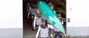 Raus aus dem Trockenen. Der neue Achter auf dem Weg ins Wasser.