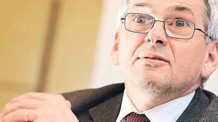 In Baden-Württemberg, da, wo die IG Metall am stärksten ist, wird der Tarifkonflikt 2012 entschieden. Als Verhandlungsführer der Gewerkschaft agiert Jörg Hofmann, der seit 2003 den Bezirk im Südwesten leitet. Hofmann, studierter Ökonom und Soziologe, ist ein Tariffuchs. Mit massiven Warnstreiks will er die Arbeitgeber in den kommenden Wochen zu einem Kompromiss bewegen. Die IG Metall fordert unter anderem 6,5 Prozent.  Foto: dpa