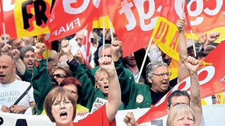 Überall auf der Welt gehen am Tag der Arbeit die abhängig Beschäftigten auf die Straßen, um für gute Arbeitsbedingungen und soziale Sicherheit zu demonstrieren. Das Archivbild zeigt Demonstranten in Marseille vor einem Jahr.