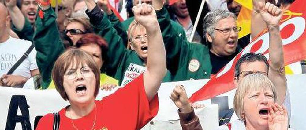 Überall auf der Welt gehen am Tag der Arbeit die abhängig Beschäftigten auf die Straßen, um für gute Arbeitsbedingungen und soziale Sicherheit zu demonstrieren. Das Archivbild zeigt Demonstranten in Marseille vor einem Jahr.