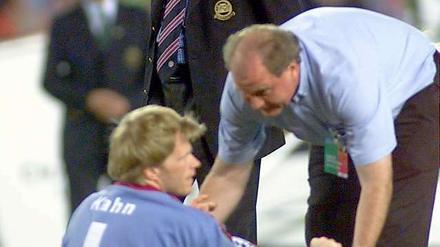 100 Sekunden fehlten zum Sieg. Manager Uli Hoeneß musste Torhüter Oliver Kahn trösten. Die Niederlage gegen Manchester United schmerzt Bayern Fans bis heute.