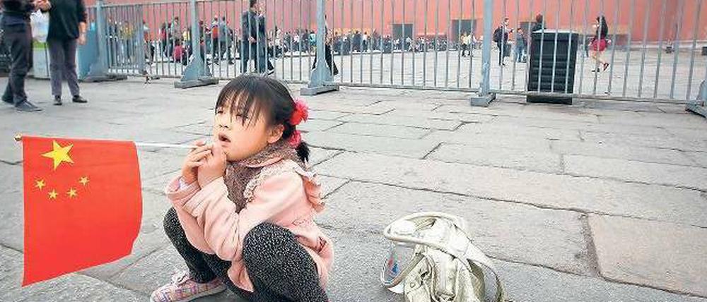Kampf im Verborgenen. Ein chinesisches Mädchen vor den Mauern der Verbotenen Stadt in Peking.
