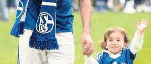 Hasta luego, Schalke! Hand in Hand mit seiner Tochter Maria verabschiedet sich Raúl vom Gelsenkirchener Publikum. Foto: dpa