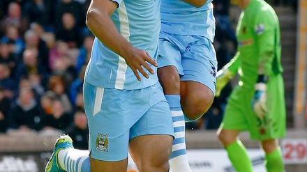 City trifft argentinisch. Carlos Tevez (hinten) und Sergio Agüero (v.) erzielten in den letzten drei Spielen neun Tore für die Citizens.