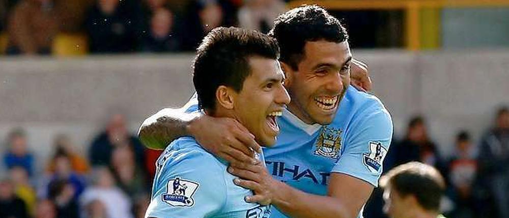 City trifft argentinisch. Carlos Tevez (hinten) und Sergio Agüero (v.) erzielten in den letzten drei Spielen neun Tore für die Citizens.