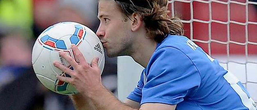 Der Karlsruher Gaetan Krebs küsst das Spielgerät nach seinem Tor zum 2:0-Endstand.