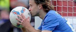 Der Karlsruher Gaetan Krebs küsst das Spielgerät nach seinem Tor zum 2:0-Endstand.
