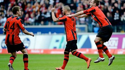 Richtung 1. Liga: Die Frankfurter Spieler Sebastian Jung (v. l. n. r.), Benjamin Köhler und Matthias Lehmann jubeln nach dem Tor zum 4:0.