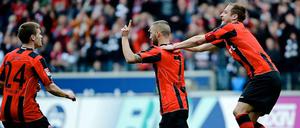 Richtung 1. Liga: Die Frankfurter Spieler Sebastian Jung (v. l. n. r.), Benjamin Köhler und Matthias Lehmann jubeln nach dem Tor zum 4:0.