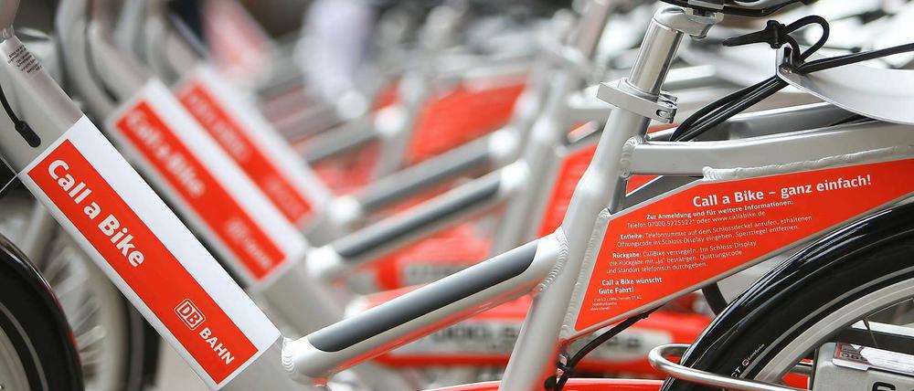 Immer mehr Anbieter von Mieträder kommen nach Berlin. Die Nachfrage ist groß. Für viele Anbieter ist der Verleih von Fahrrädern allein aber noch nicht gewinnbringend genug.