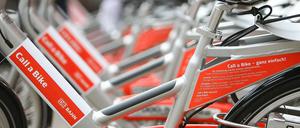 Immer mehr Anbieter von Mieträder kommen nach Berlin. Die Nachfrage ist groß. Für viele Anbieter ist der Verleih von Fahrrädern allein aber noch nicht gewinnbringend genug.