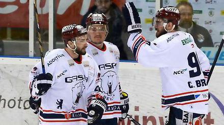 Geschafft: Die Eisbären setzen sich in der Playoff-Halbfinalserie der DEL gegen Straubing durch. 