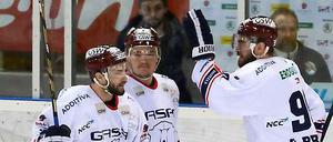 Geschafft: Die Eisbären setzen sich in der Playoff-Halbfinalserie der DEL gegen Straubing durch. 
