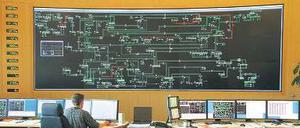In der Leitwarte des Netzbetreibers 50Hertz in Neuenhagen bei Berlin überwachen die Ingenieure die Stabilität der Stromversorgung. Rund um die Uhr müssen sie die Zu- und Abflüsse ins Netz exakt in der Balance halten. 