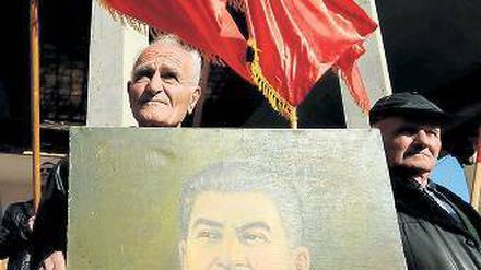 Ewig gestrig. Georgischer Stalin-Fan vor dem Museum in Gori. Foto: AFP
