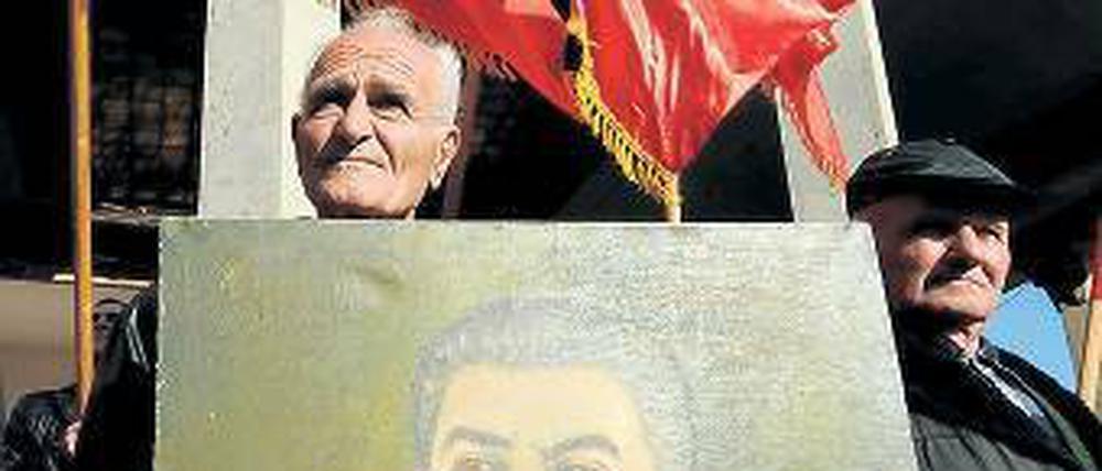 Ewig gestrig. Georgischer Stalin-Fan vor dem Museum in Gori. Foto: AFP
