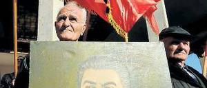Ewig gestrig. Georgischer Stalin-Fan vor dem Museum in Gori. Foto: AFP