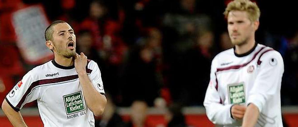 Das war's dann wohl. Konsternierte Lauterer Spieler mit dem Blick Richtung Zweite Liga. 