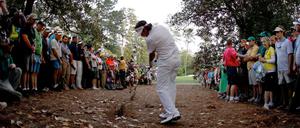 Der Schlag ins Glück. Bubba Watson spielt am zweiten Loch im Stechen aus den Bäumen heraus aufs Grün und gewinnt nach zwei Putts den wichtigsten Titel im Golfsport.