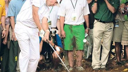 ... und jetzt aufs Grün! Aus denkbar schlechter Position stieg Bubba Watson auf zum Masters-Sieg. Foto: AFP