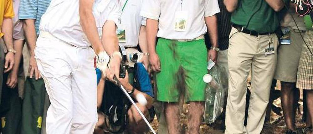 ... und jetzt aufs Grün! Aus denkbar schlechter Position stieg Bubba Watson auf zum Masters-Sieg. Foto: AFP