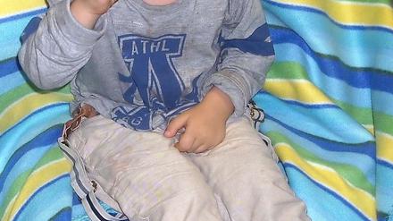 Der kleine Junge heißt nach eigenen Angaben Amir und kommt vermutlich aus einer persisch sprechenden Familie.