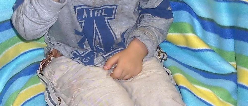 Der kleine Junge heißt nach eigenen Angaben Amir und kommt vermutlich aus einer persisch sprechenden Familie.