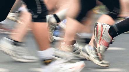 Höher, schneller, weiter. Laufwettbewerbe wie der 32. Berliner Halbmarathon, der heute in der Hauptstadt stattfindet, werden bei Freizeitsportlern immer beliebter. Die Sportartikelhersteller stellen sich auf den Trend ein. 