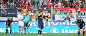 Hängende Köpfe bei den Kölnern nach der Niederlage in Augsburg.