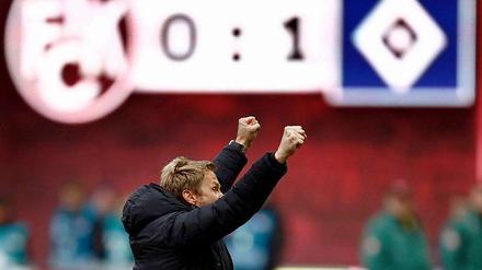 Am Ende einer kräftezehrenden Woche darf Hamburgs Trainer Thorsten Fink endlich wieder jubeln.