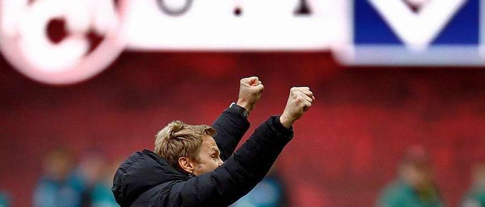 Am Ende einer kräftezehrenden Woche darf Hamburgs Trainer Thorsten Fink endlich wieder jubeln.