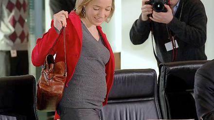 Im Blickpunkt: Kristina Schröder (33), hier bei einer Kabinettssitzung im Februar, ist seit November 2009 Familienministerin. Eine starre Frauenquote lehnt sie ab.
